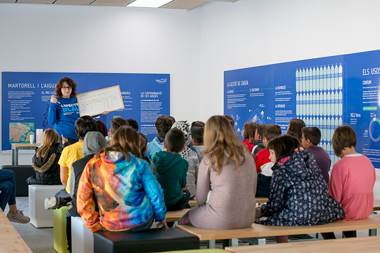 Alumnes visitant l'exposició Operació Aigua