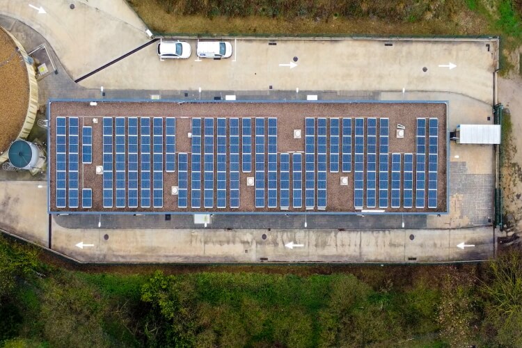 Instalación de paneles solares en la planta potabilizadora